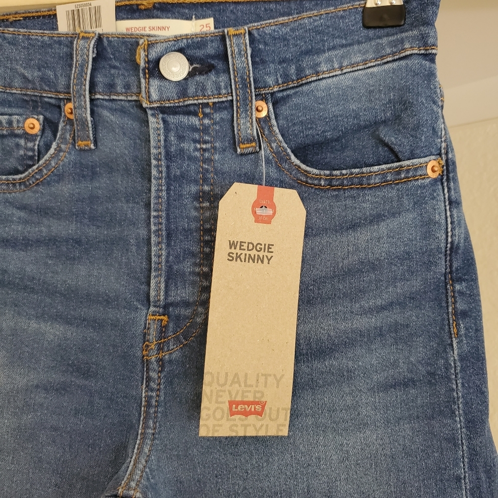Levi's Wedgie Skinny High Rise Jeans - Picture 9 of 9